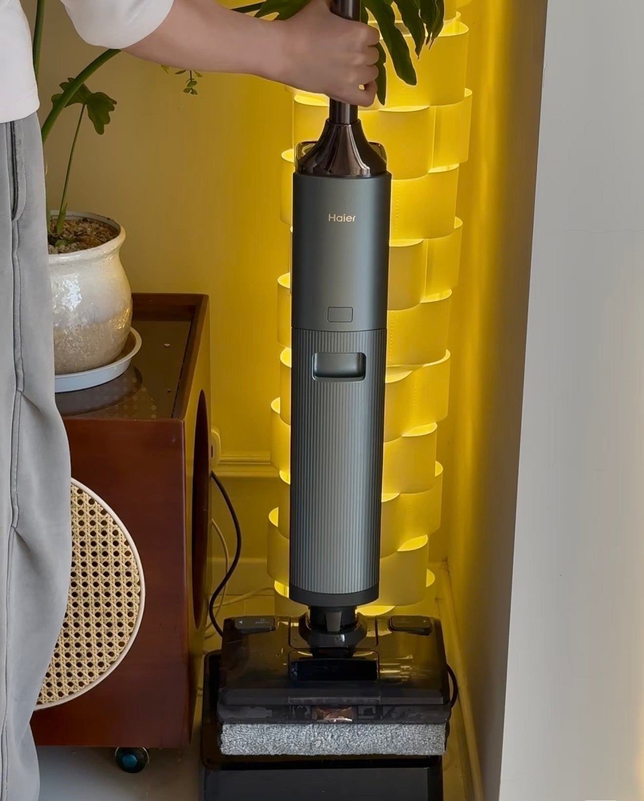 Smart Floor Cleaning Machine – Cordless Wet & Dry Floor Cleaner