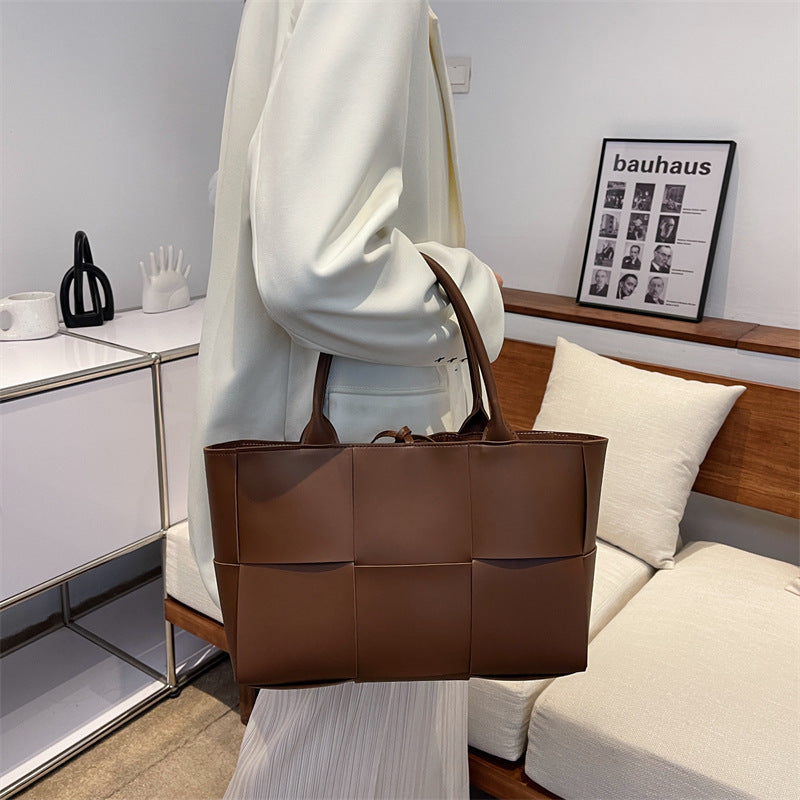 Classic Checkered Shoulder Bag – Stylish Everyday Crossbody Bag